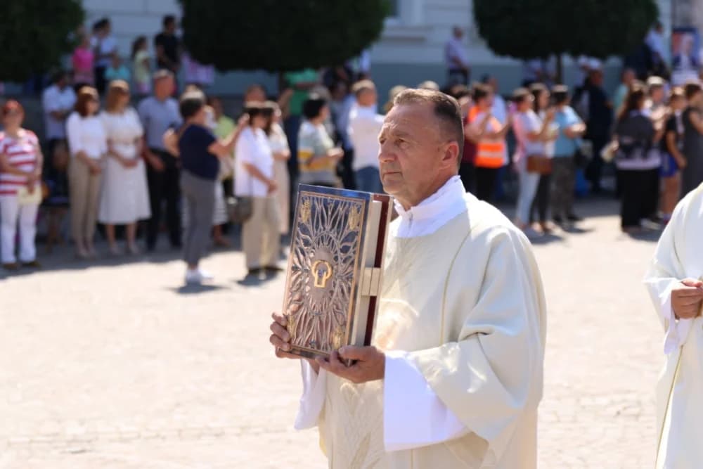 (VELIKA FOTOGALERIJA) Ređenje novog požeškog biskupa msgr. Ive Martinovića