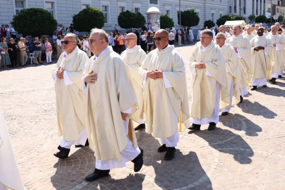 (VELIKA FOTOGALERIJA) Ređenje novog požeškog biskupa msgr. Ive Martinovića