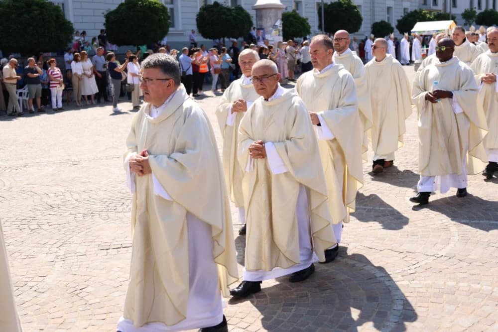 (VELIKA FOTOGALERIJA) Ređenje novog požeškog biskupa msgr. Ive Martinovića