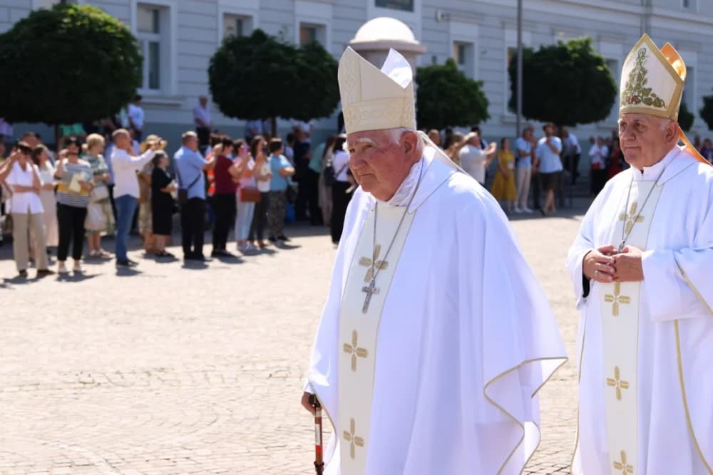 (VELIKA FOTOGALERIJA) Ređenje novog požeškog biskupa msgr. Ive Martinovića