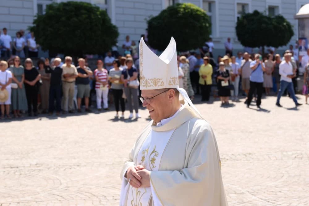 (VELIKA FOTOGALERIJA) Ređenje novog požeškog biskupa msgr. Ive Martinovića