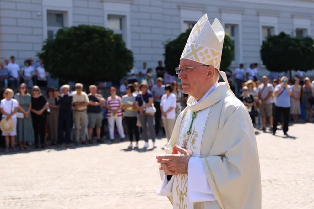 (VELIKA FOTOGALERIJA) Ređenje novog požeškog biskupa msgr. Ive Martinovića