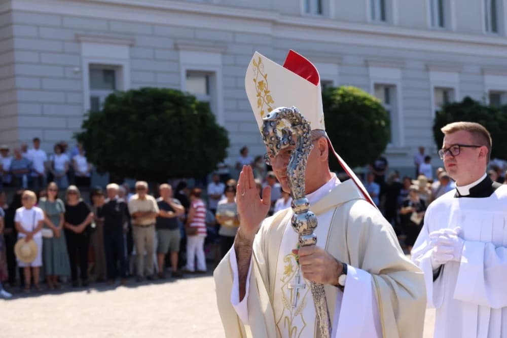 (VELIKA FOTOGALERIJA) Ređenje novog požeškog biskupa msgr. Ive Martinovića