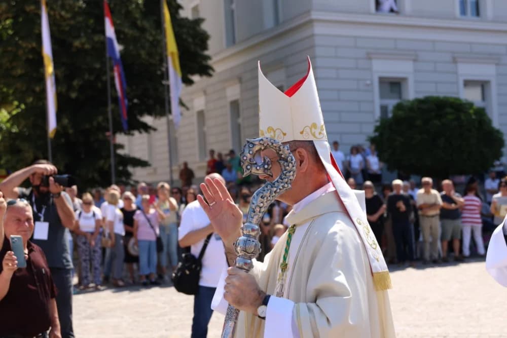 (VELIKA FOTOGALERIJA) Ređenje novog požeškog biskupa msgr. Ive Martinovića