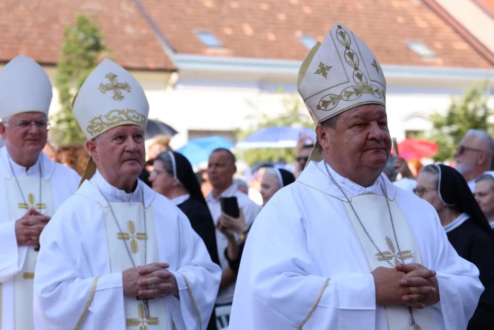 (VELIKA FOTOGALERIJA) Ređenje novog požeškog biskupa msgr. Ive Martinovića