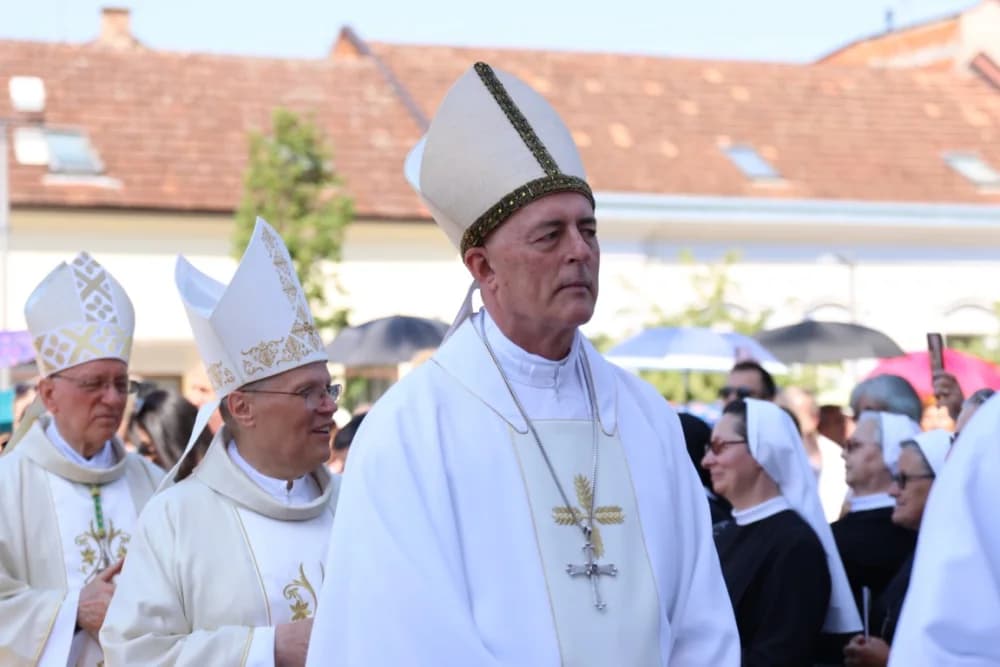 (VELIKA FOTOGALERIJA) Ređenje novog požeškog biskupa msgr. Ive Martinovića