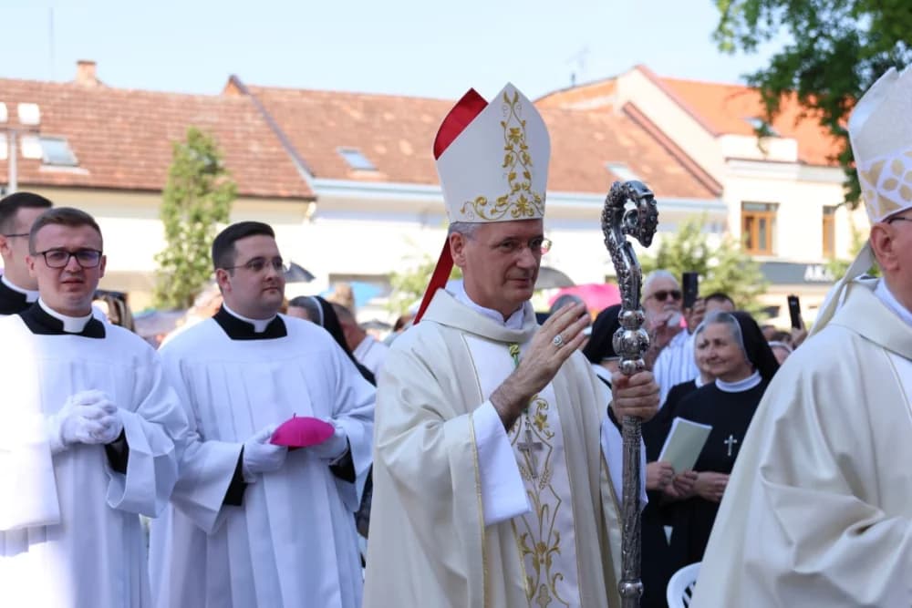 (VELIKA FOTOGALERIJA) Ređenje novog požeškog biskupa msgr. Ive Martinovića
