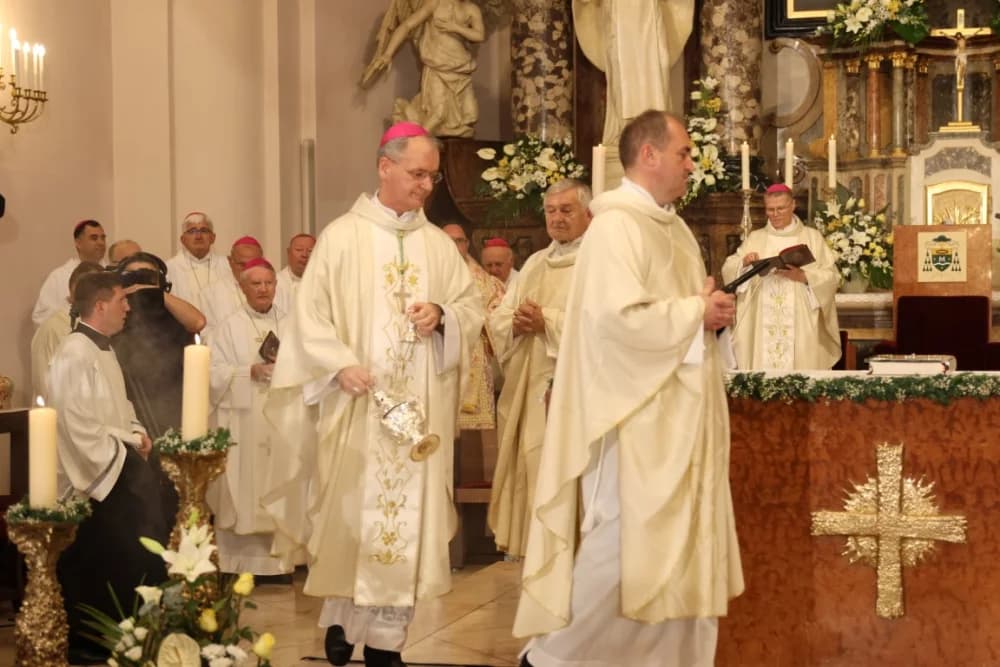 (VELIKA FOTOGALERIJA) Ređenje novog požeškog biskupa msgr. Ive Martinovića