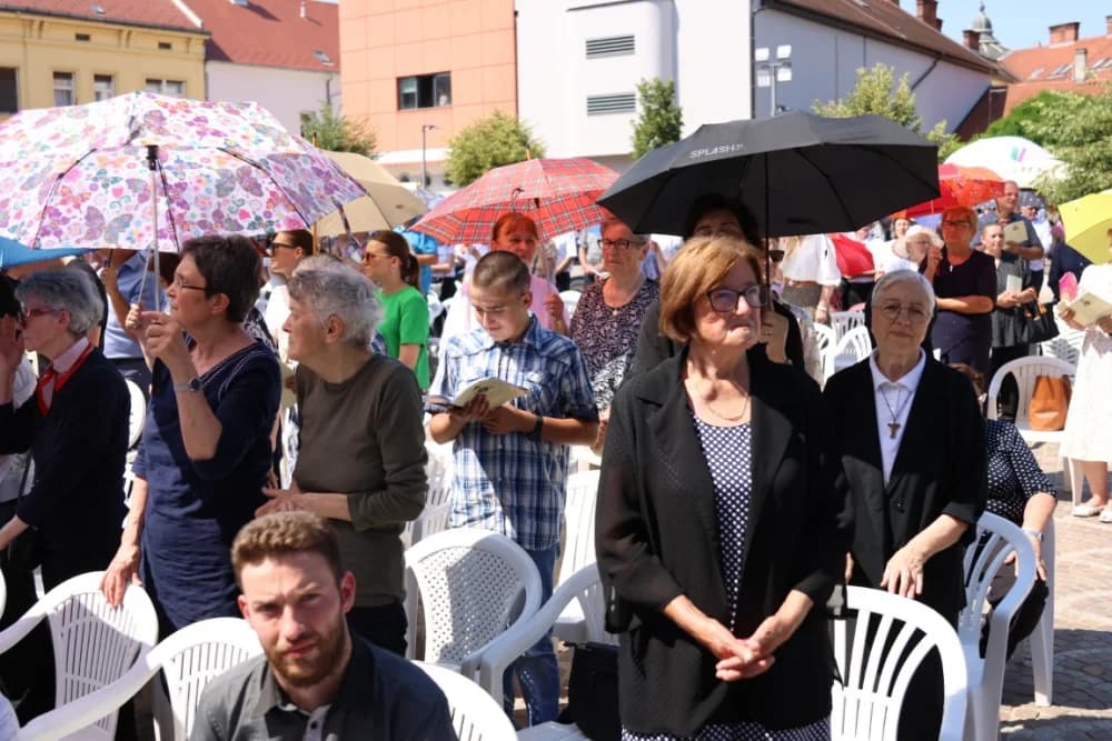 (VELIKA FOTOGALERIJA) Ređenje novog požeškog biskupa msgr. Ive Martinovića