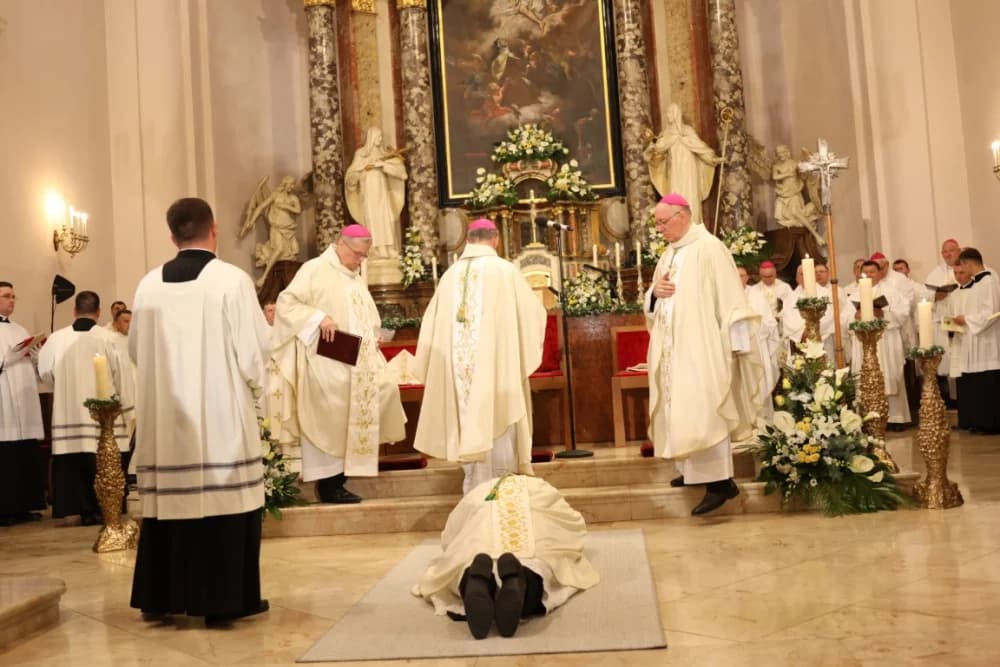 (VELIKA FOTOGALERIJA) Ređenje novog požeškog biskupa msgr. Ive Martinovića