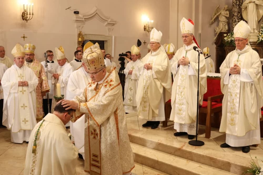 (VELIKA FOTOGALERIJA) Ređenje novog požeškog biskupa msgr. Ive Martinovića