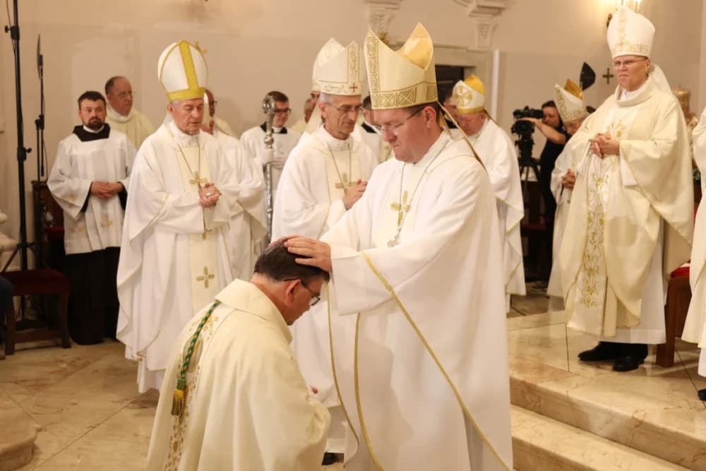 (VELIKA FOTOGALERIJA) Ređenje novog požeškog biskupa msgr. Ive Martinovića