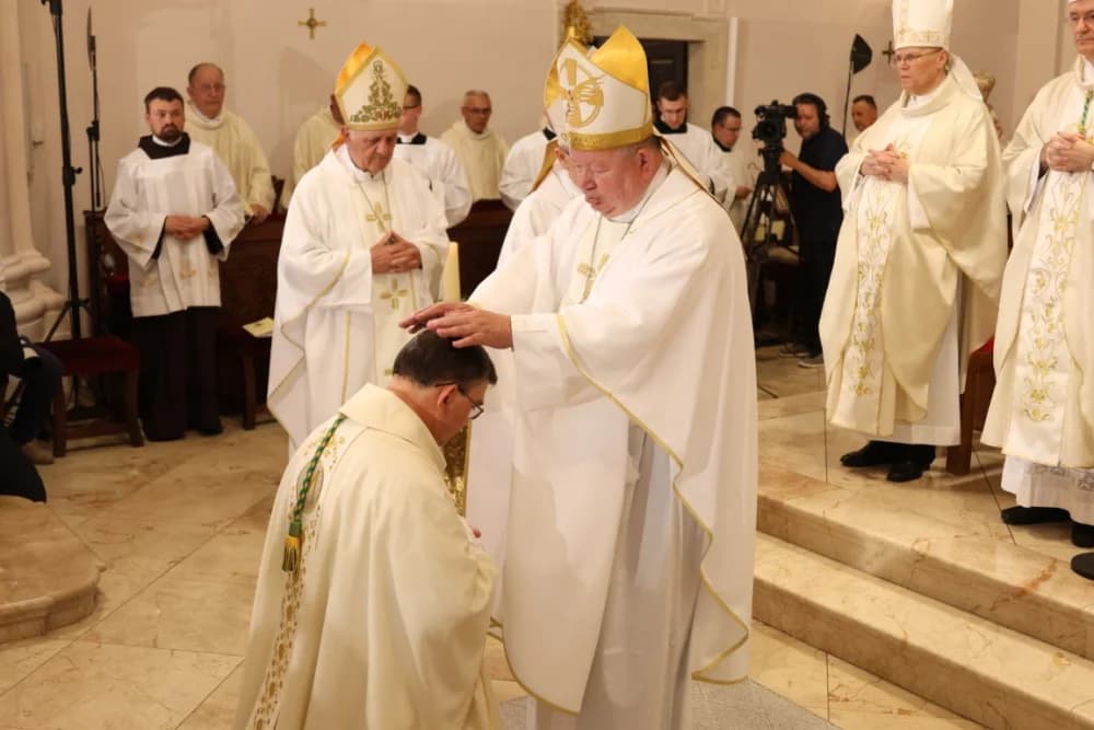 (VELIKA FOTOGALERIJA) Ređenje novog požeškog biskupa msgr. Ive Martinovića