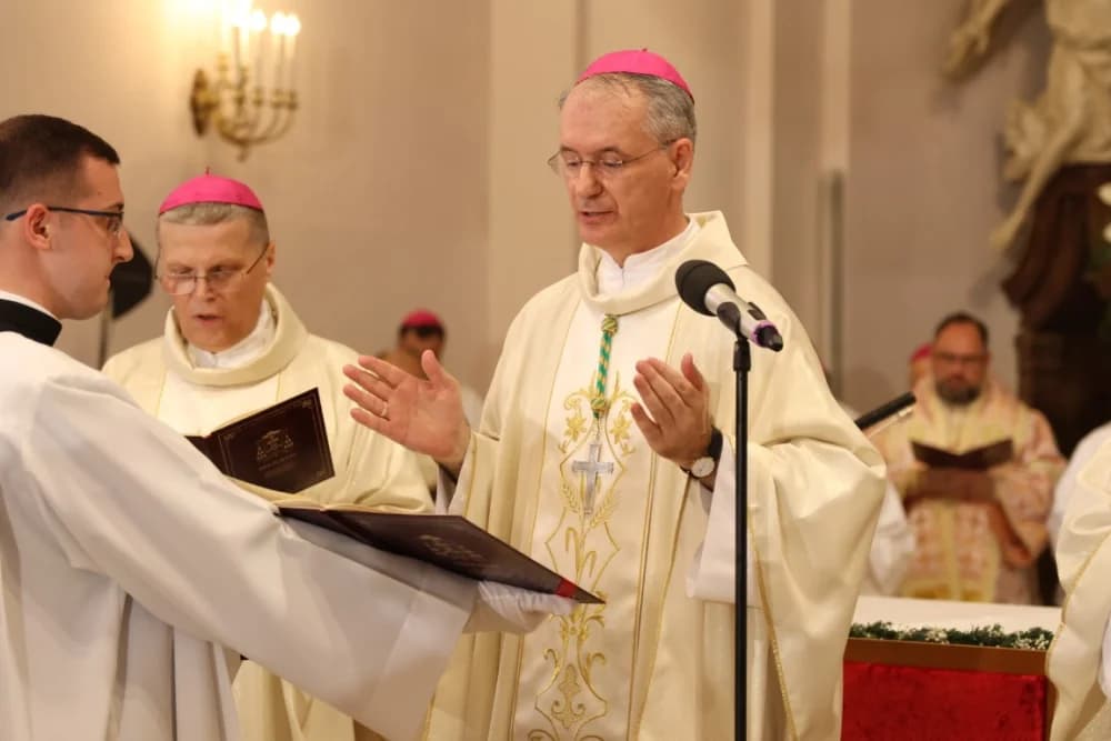 (VELIKA FOTOGALERIJA) Ređenje novog požeškog biskupa msgr. Ive Martinovića