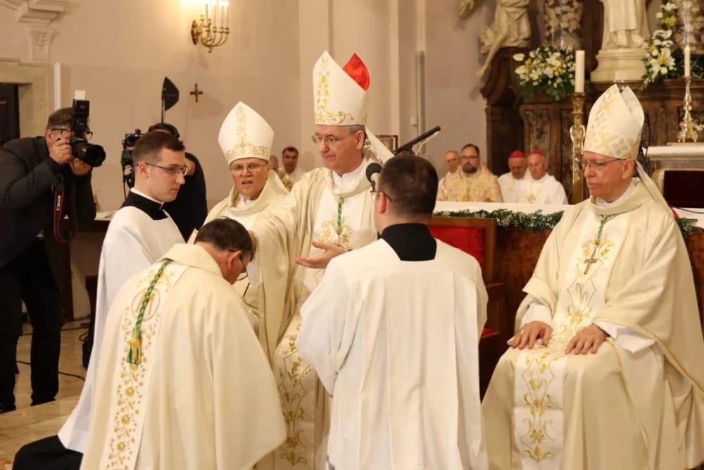 (VELIKA FOTOGALERIJA) Ređenje novog požeškog biskupa msgr. Ive Martinovića