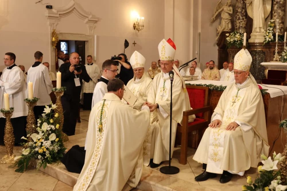 (VELIKA FOTOGALERIJA) Ređenje novog požeškog biskupa msgr. Ive Martinovića