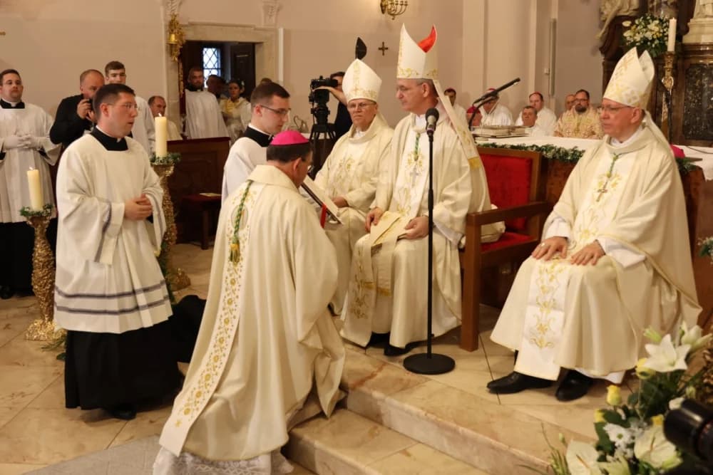 (VELIKA FOTOGALERIJA) Ređenje novog požeškog biskupa msgr. Ive Martinovića