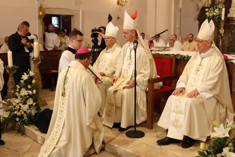 (VELIKA FOTOGALERIJA) Ređenje novog požeškog biskupa msgr. Ive Martinovića