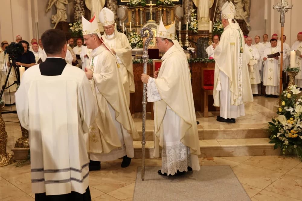(VELIKA FOTOGALERIJA) Ređenje novog požeškog biskupa msgr. Ive Martinovića