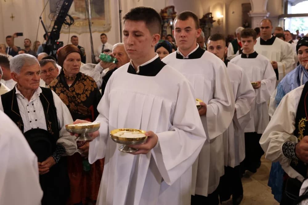 (VELIKA FOTOGALERIJA) Ređenje novog požeškog biskupa msgr. Ive Martinovića
