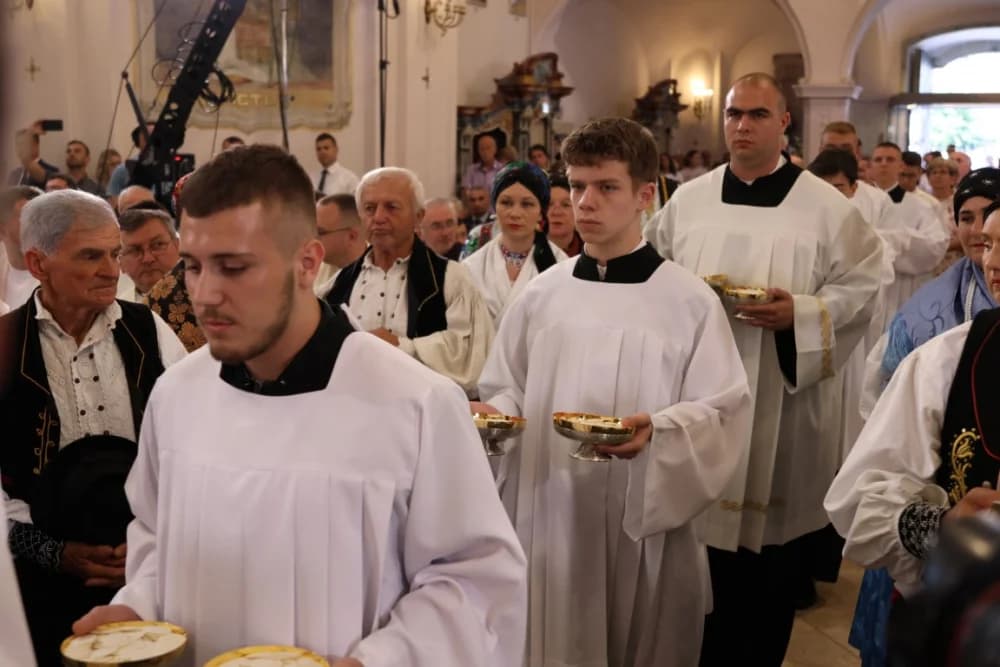(VELIKA FOTOGALERIJA) Ređenje novog požeškog biskupa msgr. Ive Martinovića
