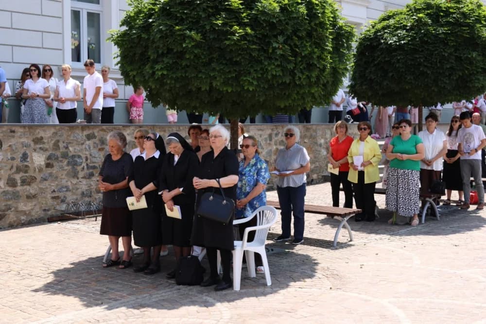(VELIKA FOTOGALERIJA) Ređenje novog požeškog biskupa msgr. Ive Martinovića