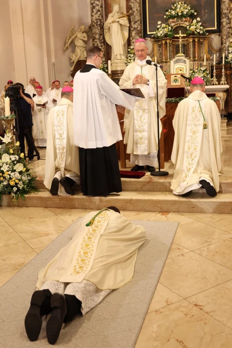 (VELIKA FOTOGALERIJA) Ređenje novog požeškog biskupa msgr. Ive Martinovića