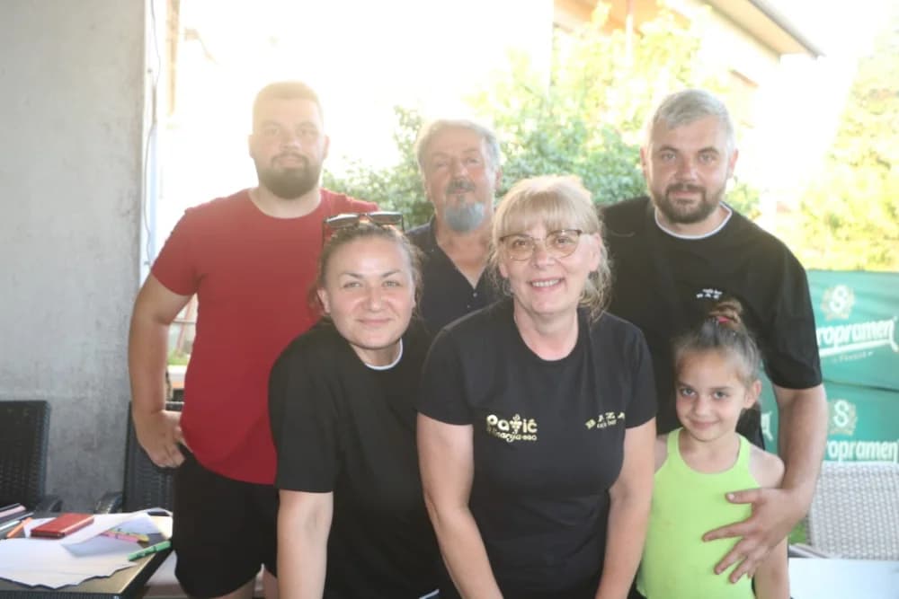 DRUŽENJE S POVODOM: Kafić Baza i njegov vlasnik Ivan Rajić zajedno proslavili rođendan