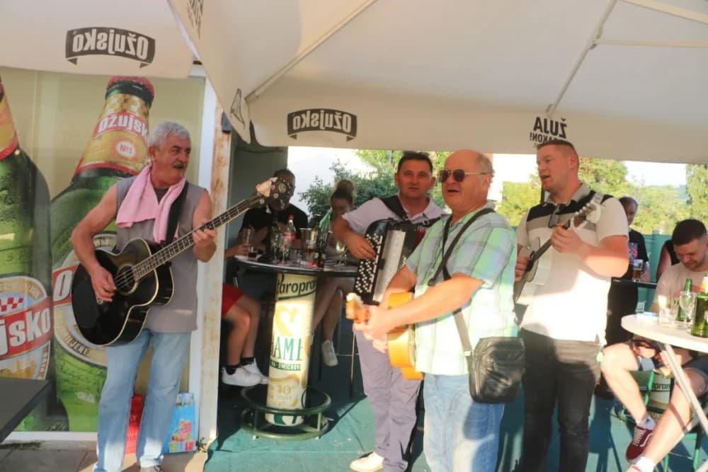 DRUŽENJE S POVODOM: Kafić Baza i njegov vlasnik Ivan Rajić zajedno proslavili rođendan