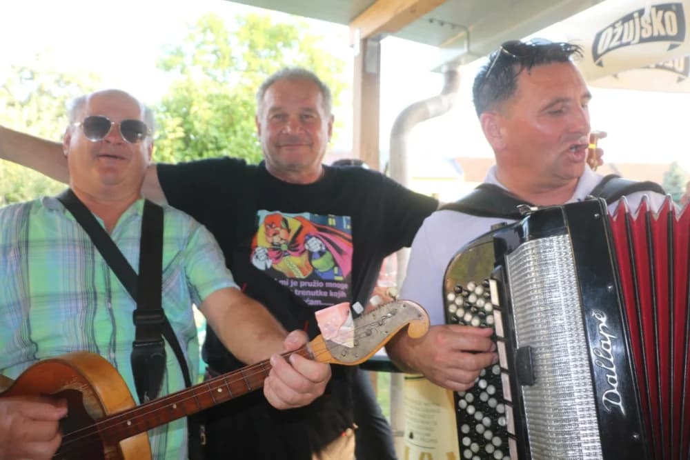 DRUŽENJE S POVODOM: Kafić Baza i njegov vlasnik Ivan Rajić zajedno proslavili rođendan