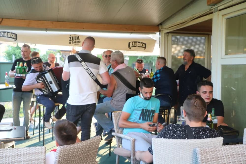 DRUŽENJE S POVODOM: Kafić Baza i njegov vlasnik Ivan Rajić zajedno proslavili rođendan