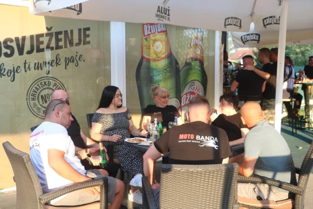 DRUŽENJE S POVODOM: Kafić Baza i njegov vlasnik Ivan Rajić zajedno proslavili rođendan