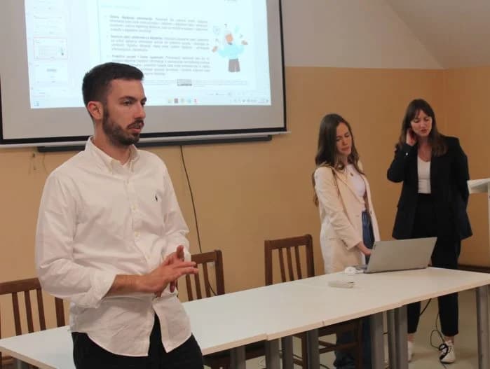 Održana edukativna radionica u Jakšiću o digitalnoj financijskoj pismenosti