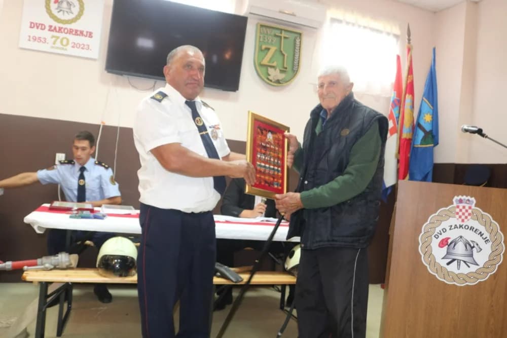 Vatrogasci Zakorenja proslavili 70 godina rada- osnivač Dragan Ivanović primio povelju /FOTO/