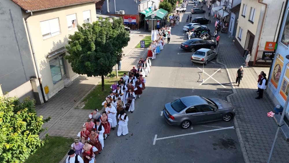 Jahačice, okićene konjske zaprege i članovi kulturno-umjetničkih društava krasili ulice grada Pleternice