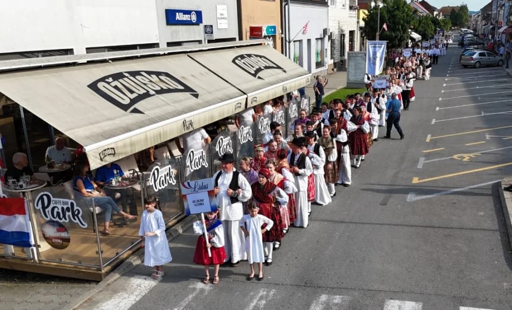 Jahačice, okićene konjske zaprege i članovi kulturno-umjetničkih društava krasili ulice grada Pleternice