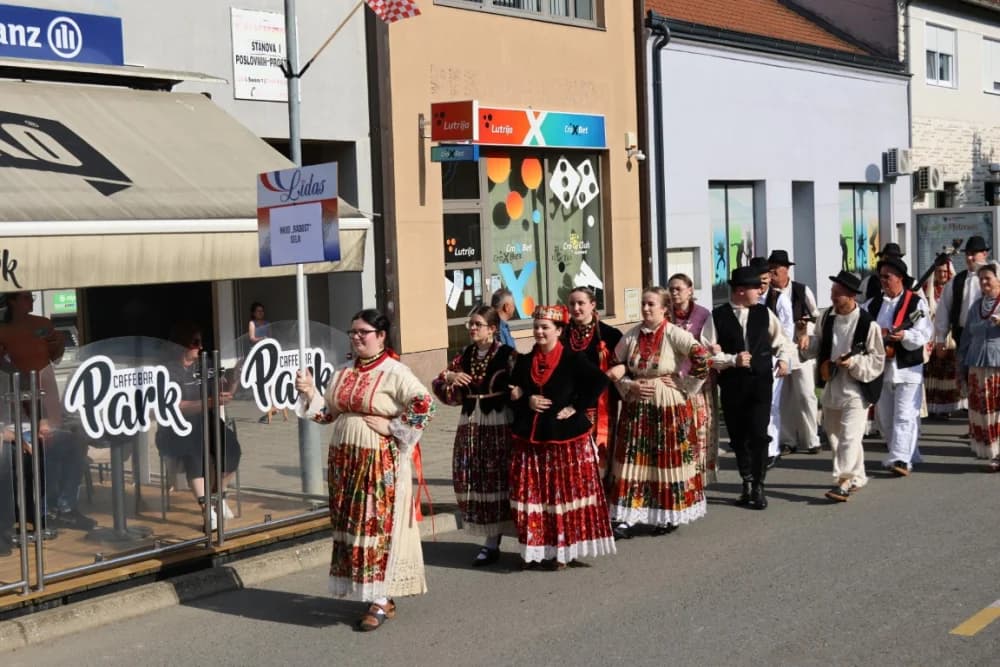 Jahačice, okićene konjske zaprege i članovi kulturno-umjetničkih društava krasili ulice grada Pleternice