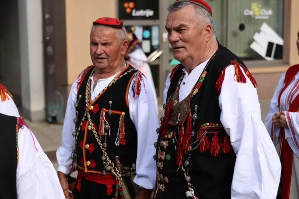 Jahačice, okićene konjske zaprege i članovi kulturno-umjetničkih društava krasili ulice grada Pleternice