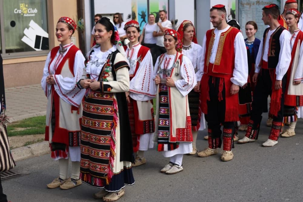 Jahačice, okićene konjske zaprege i članovi kulturno-umjetničkih društava krasili ulice grada Pleternice