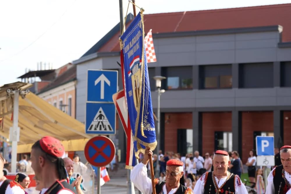 Jahačice, okićene konjske zaprege i članovi kulturno-umjetničkih društava krasili ulice grada Pleternice