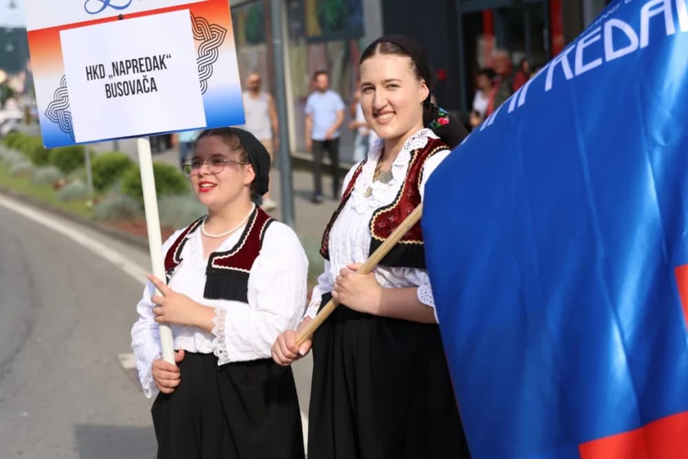 Jahačice, okićene konjske zaprege i članovi kulturno-umjetničkih društava krasili ulice grada Pleternice