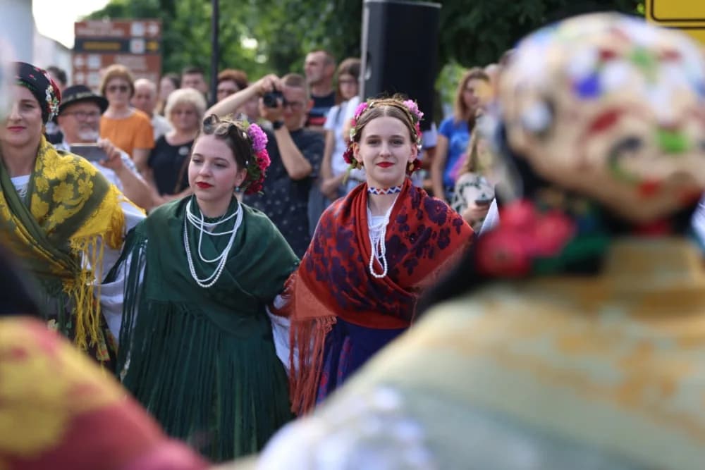 Jahačice, okićene konjske zaprege i članovi kulturno-umjetničkih društava krasili ulice grada Pleternice