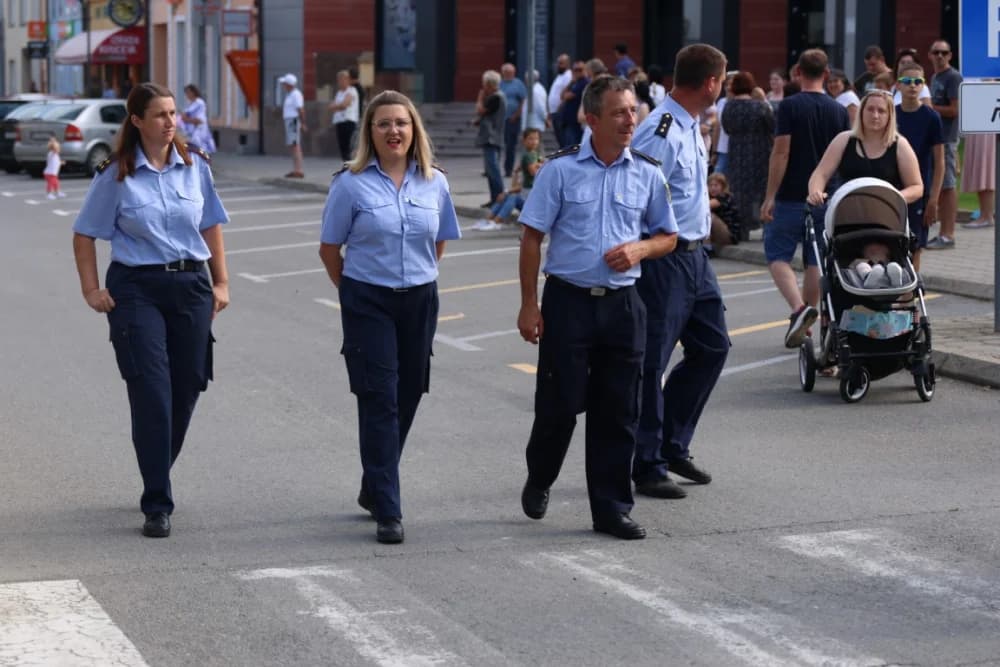 Jahačice, okićene konjske zaprege i članovi kulturno-umjetničkih društava krasili ulice grada Pleternice