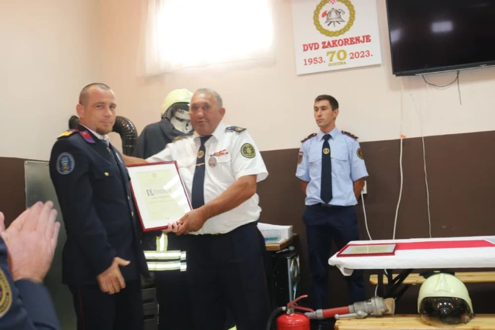 Vatrogasci Zakorenja proslavili 70 godina rada- osnivač Dragan Ivanović primio povelju /FOTO/