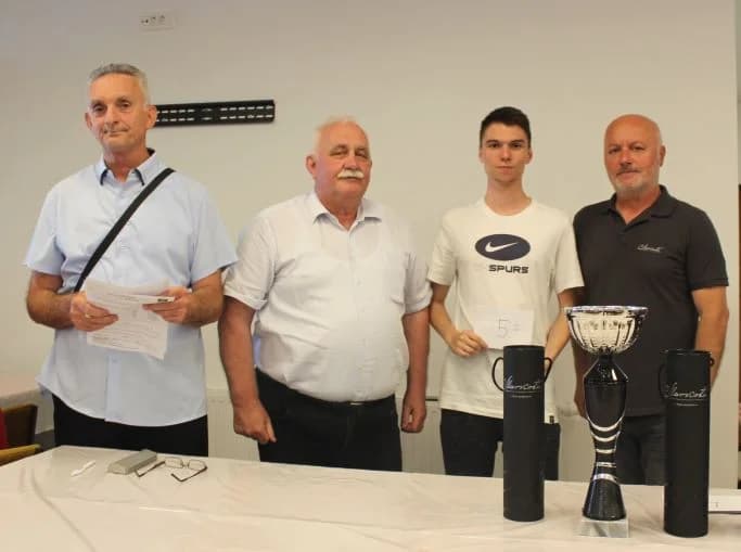 Pobjednički pehar u Pleternici osvojio 82-godišnji banjalučki velemajstor Milan Vukić