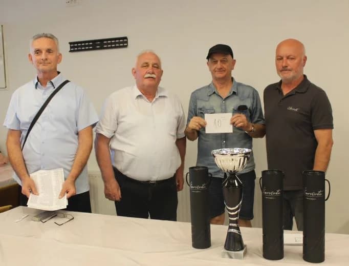 Pobjednički pehar u Pleternici osvojio 82-godišnji banjalučki velemajstor Milan Vukić