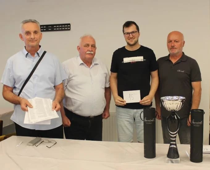 Pobjednički pehar u Pleternici osvojio 82-godišnji banjalučki velemajstor Milan Vukić