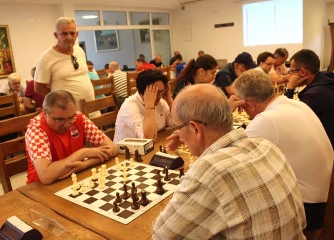 Pobjednički pehar u Pleternici osvojio 82-godišnji banjalučki velemajstor Milan Vukić