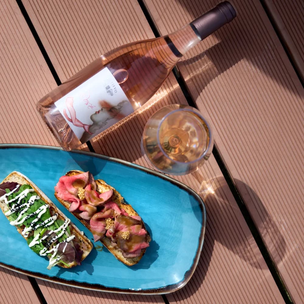 OVOG LJETA OMILJENI KUTJEVAČKI ROSÉ PREMIUM  UZ NOVU BERBU DOLAZI I U OBLIKU PJENUŠCA