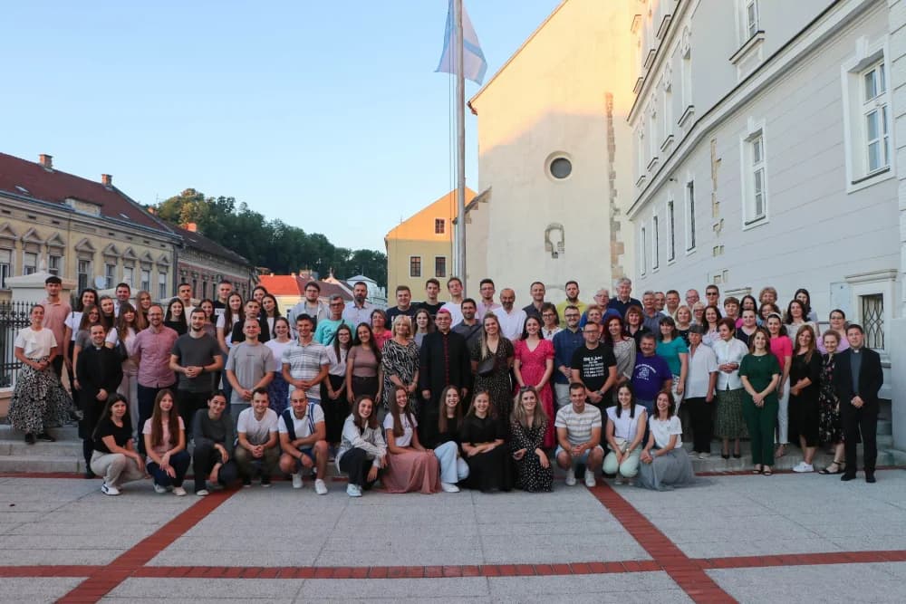 SUSRET BISKUPA MARTINOVIĆA S VOLONTERIMA PRIGODOM SLAVLJA BISKUPSKOG REĐENJA